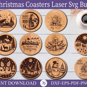 Può includere: Una collezione di 12 sottobicchieri natalizi in legno con disegni tagliati al laser. I sottobicchieri presentano immagini festive come Babbo Natale, pupazzi di neve, renne e alberi di Natale. È incluso anche il testo "Merry Christmas" e "Happy New Year". I sottobicchieri sono rotondi.