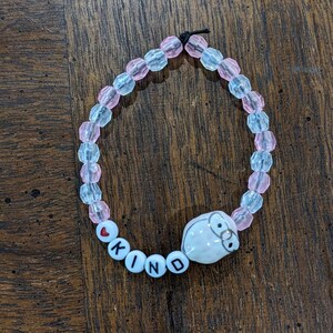 Pulsera rosa y blanca con búho y letras amables