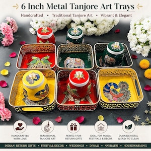 Puede incluir: Un conjunto de bandejas de arte Tanjore de metal de 15 cm con formas cuadradas y lados de celosía intrincados. Las bandejas están pintadas en rojo, verde y amarillo, decoradas con ilustraciones detalladas de elefantes, pavos reales y loros.