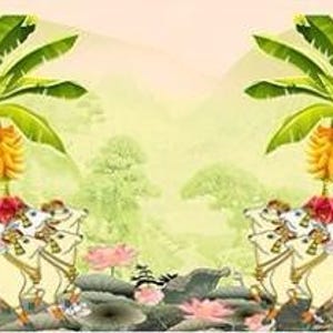 Op de afbeelding: Een levendige illustratie toont een tropische sc&egrave;ne met bananenbomen, bloemen en twee paar cr&egrave;mekleurige ossen die karren trekken. De achtergrond toont een zacht, nevelig landschap met bergen en een lichtgele lucht.