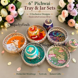 Puede incluir: Un conjunto de bandejas redondas de metal plateado de 6 pulgadas y tarros con tapa a juego que presentan coloridas ilustraciones estilo Pichwai de vacas, pavos reales y flores de loto. El texto 6 inch Pichwai Tray & Jar Sets es visible.