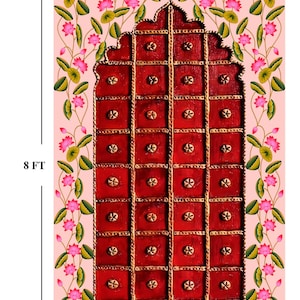 Puede incluir: Una puerta rectangular de madera roja con un borde floral decorativo. La puerta mide aproximadamente 244 cm de alto y 152 cm de ancho. La puerta tiene un patr&oacute;n de cuadr&iacute;cula con detalles dorados y est&aacute; adornada con flores de loto rosas y hojas verdes.