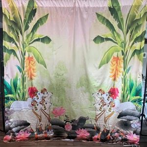 Puede incluir: Una cortina grande y colorida con un dise&ntilde;o tropical. La cortina tiene un fondo claro con ilustraciones de plataneros, flores y vacas. La paleta de colores incluye verde, amarillo, rosa y blanco.