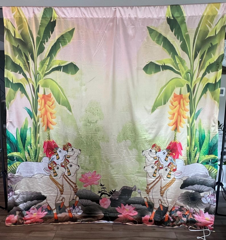 Puede incluir: Una cortina grande y colorida con un dise&ntilde;o tropical. La cortina tiene un fondo claro con ilustraciones de plataneros, flores y vacas. La paleta de colores incluye verde, amarillo, rosa y blanco.