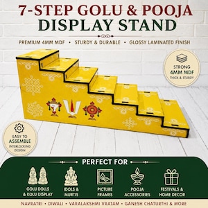 Könnte beinhalten: Ein 7-stufiger Golu- und Pooja-Präsentationsständer aus 4 mm MDF mit glänzender gelber Laminatbeschichtung. Die Seitenwand zeigt weiße, aufgedruckte Kolam-Muster und drei zentrale religiöse Symbole. Das Design ist ineinandergreifend.