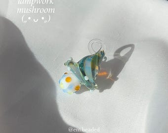Groene paddenstoel verstelbare hanger met wervelingen en gekleurde druppels, handgemaakte lampwork paddenstoel met gestippelde rand glaskraal bedel