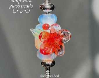 15 mm maanlicht witte lampwork glaskraal met rode bloem, handgemaakte unieke bedel armband met groot gat