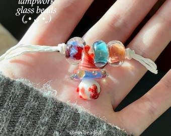 Set van 4 ⊹ lampwork-glaskralenset, handgemaakte unieke glaskralen met rode en blauwe paddenstoelhanger voor het maken van sieraden, kettingbedels