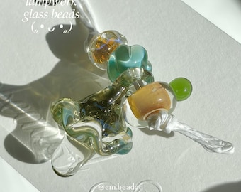 Set van 4 ⊹ lampwork-glaskralenset, handgemaakte unieke glaskralen met donkere groenblauwe paddenstoelhanger voor het maken van sieraden, kettingbedels