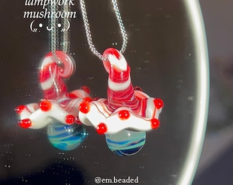 Gestippelde rode candy cane paddenstoel verstelbare hanger ketting, handgemaakte lampwork paddenstoel met rand glazen bedelketting