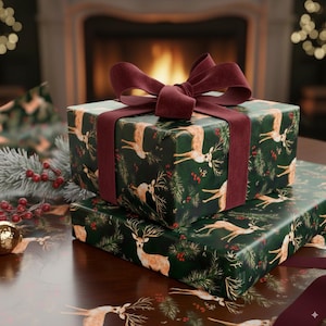 Rentier Weihnachtsgeschenkpapier: Elegantes Kiefer-Beeren-Design