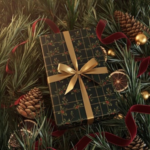 Stechpalme Beere kariertes Geschenkpapier Urlaub Weihnachten Geschenkverpackung grün rot Gold Premium Papier festliches Design elegant saisonale Anlass Verpackung
