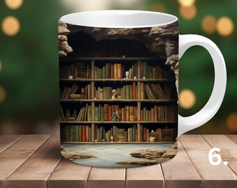 Op de afbeelding: Witte keramische mok met een bedrukte afbeelding van een boekenkast gevuld met boeken in een grotsetting. De boekenkast is gemaakt van hout en heeft meerdere planken. De boeken zijn van verschillende groottes en kleuren. De grot is donker en mysterieus.