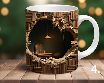 Op de afbeelding: Witte keramische mok met een gedetailleerde illustratie van een kamer in een muur van boeken. De kamer bevat een bureau, stoel en hanglamp, wat een literair thema creëert. De mok heeft een wit handvat en interieur.