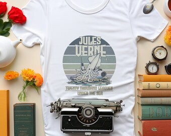 Puede incluir: Camiseta blanca con un gráfico de estilo vintage de un submarino y un calamar con el texto "Jules Verne 1870 Veinte mil leguas de viaje submarino".