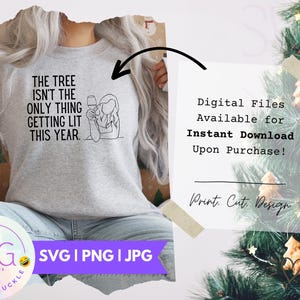 Arbre... S'illuminer Noël drôle SVG, PNG, JPG Verre à vin, sac cadeau, étiquette cadeau, design de t-shirt. Design de Noël pour carte électronique ou créations manuelles