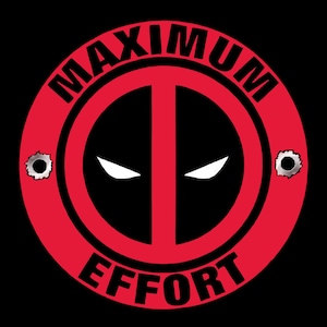 Puede incluir: Círculo rojo con las palabras "MAXIMUM EFFORT" en negro alrededor del borde. Dentro del círculo hay una máscara negra de Deadpool con ojos blancos y dos agujeros de bala a cada lado.