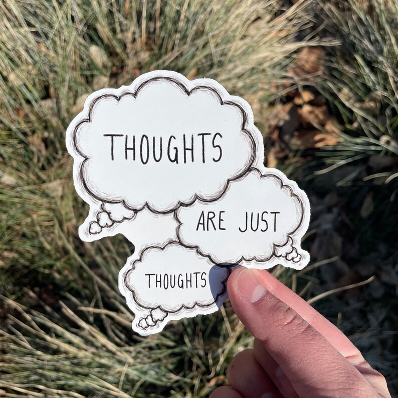 Pu&ograve; includere: Sticker bianco con tre bolle di pensiero. La bolla in alto dice "THOUGHTS". La bolla centrale dice "ARE JUST". La bolla in basso dice "THOUGHTS".