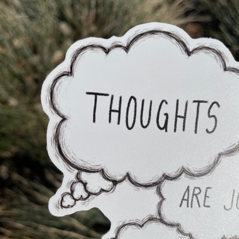 Pu&ograve; includere: Un adesivo bianco con un fumetto di pensiero nero che dice "THOUGHTS ARE JUST"