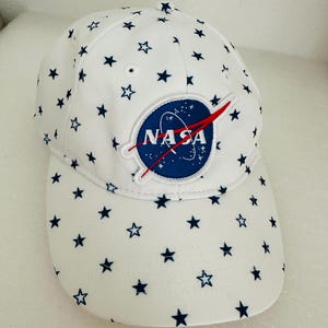 Chapéu com estampa de estrela e "almôndega" da NASA