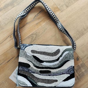 VintageAmerica & Außerhalb Metallic Sands Verschönerte Messenger Crossbody-Schwarz / Silber
