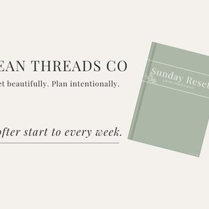 Könnte beinhalten: Ein grünes Journal mit dem Text "Sunday Reset" und den Worten "A Weekly Guided Planner" in kleinerer Schrift. Der Text "CLEAN THREADS CO" befindet sich über dem Journal, mit dem Slogan "Reset beautifully. Plan intentionally. A softer start to every week."
