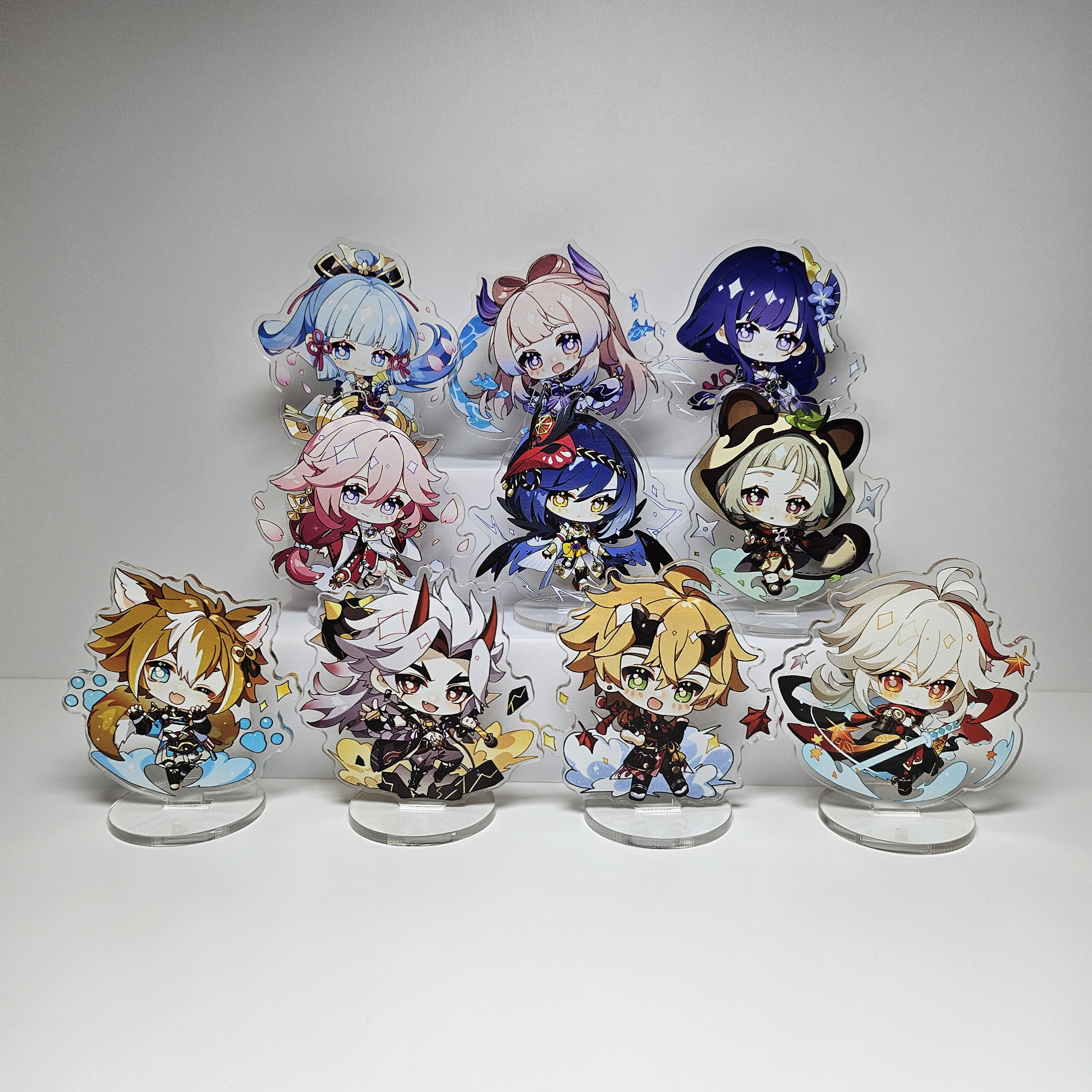 Genshin Impact Merch Box, Geschenkset enthält Scroll-Poster, 6 Figuren, Standfigur, Kissenbezug, Armband, Abzeichen, Schlüsselanhänger, Kartenhülle, 30 Lomo Karten, 50 Aufkleber (Wanderer