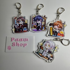 Puede incluir: Cuatro llaveros de personajes de anime coloridos con anillos de llaves plateados. Cada llavero presenta un personaje diferente con un fondo y un diseño únicos. Los personajes están vestidos con atuendos formales y tienen diferentes peinados y expresiones faciales. Los llaveros son perfectos para los fanáticos del anime y el manga.
