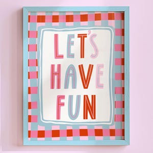 Väggkonst för flickor – ”Let’s Have Fun” – Rosa ginghamfärgad barnrumsdekor – Väggkonst för lekrum – Söt retro barnrumstryck