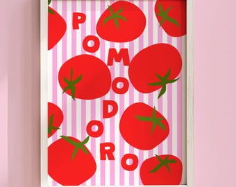 Op de afbeelding: Een ingelijste kunstdruk met een patroon van rode tomaten met groene stelen tegen een achtergrond van roze en witte verticale strepen. Het woord "POMODORO" is in roze letters geschreven.