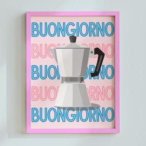 Puede incluir: Un estampado enmarcado con una cafetera italiana plateada. El fondo es rosa claro con la palabra "BUONGIORNO" en azul y rosa. El marco es de color rosa brillante.