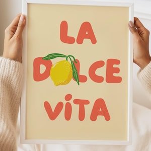 LA DOLCE VITA Zitronen-Druck, italienisches Typografie-Poster, Funky Küchenästhetik, bedruckbar, Gelb-Orange-Sommer-Wandkunst, minimalistisches Design