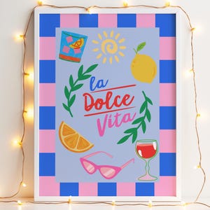 Impresión de LA DOLCE VITA, póster de verano italiano, decoración mediterránea, arte mural de verano con gastronomía y vinos, estética a cuadros, decoración del hogar con un toque chic femenino.