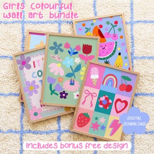 Op de afbeelding: Een verzameling van vier ingelijste wandkunstprints met kleurrijke illustraties van bloemen, fruit, regenbogen, harten en sterren. De tekst "Girls colourful wall art bundle", "includes bonus free design" en "DIGITAL DOWNLOAD" is zichtbaar.