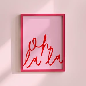 OH LA LA Druck, französische Typografie, rosa und rot bedruckbar, schicke kursive Wandkunst, spielerische Raumdekoration, Pariser Ästhetik, stilvolles Zitat