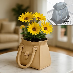 Puede incluir: Una maceta con forma de bolso de mano de color beige, llena de margaritas amarillas brillantes. La maceta tiene un asa y un cierre, y está sobre una mesa con tapa de mármol. Un modelo 3D de la maceta es visible en el fondo.