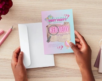 Könnte beinhalten: Eine rosa und blaue Einladung zu einer Schnitzeljagd-Party. Die Einladung zeigt eine Lupe, eine Karte und den Text "Scavenger Hunt Party" und "Kennedy".