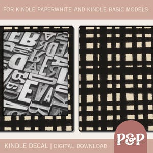 Może przedstawiać: Cyfrowy plik do pobrania naklejki na model Kindle Paperwhite lub Kindle Basic. Naklejka ma wzór w czarno-białą kratkę z czarną ramką. Obraz przedstawia zbliżenie naklejki na Kindle Paperwhite.