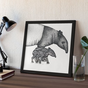 Puede incluir: Ilustración en blanco y negro de una madre y un bebé tapir. La madre tapir está de pie con sus patas delanteras en el suelo y sus patas traseras levantadas. El bebé tapir está de pie en el suelo frente a su madre. La ilustración está enmarcada en un marco negro.