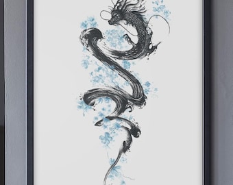 Op de afbeelding: Zwart-witte inkttekening van een draak met blauwe aquarelbloemen. De draak is spiraalvormig opgerold, met zijn kop naar de linkerkant van de afbeelding. De tekening is ingelijst in een zwart frame.