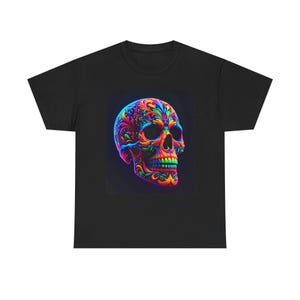 Levendige schedel grafisch T-shirt, zwaar katoen uniseks shirt, festivalkleding, kleurrijk schedelontwerp, edgy streetwear, outfit Halloween-feest
