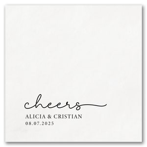 Pode incluir: Guardanapo de papel branco com texto preto que diz "cheers" em letra cursiva. Abaixo do texto est&aacute; "Alicia & Cristian" e a data "08.07.2025".