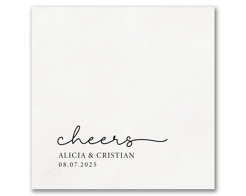 Pode incluir: Guardanapo de papel branco com texto preto que diz "cheers" em letra cursiva. Abaixo do texto est&aacute; "Alicia & Cristian" e a data "08.07.2025".