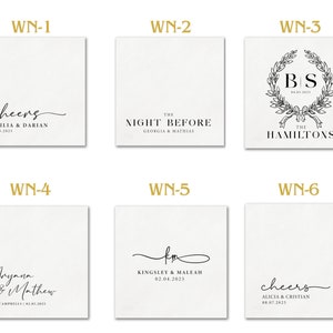 Pode incluir: Seis guardanapos quadrados brancos com caligrafia e texto pretos. Os guardanapos apresentam frases relacionadas com o casamento como "Cheers", "The Night Before" e "The Hamiltons".