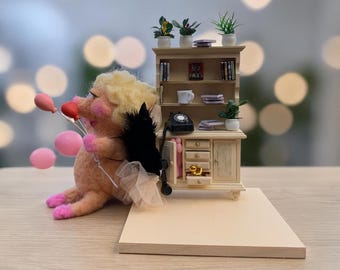 Handgevilte Knorretje Cupido met miniatuurkastscène – Grappig verzamelitem