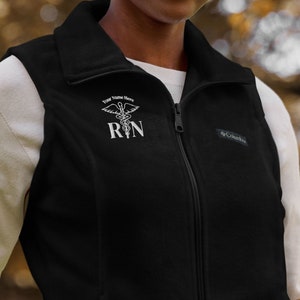 Chaleco de enfermera personalizado, regalo de enfermera, chaleco polar de enfermera personalizado, chaqueta de enfermera, regalo de graduación de enfermera personalizado, chaleco polar bordado de enfermera personalizado