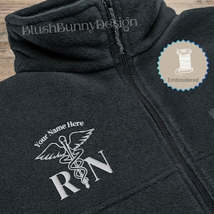 Regalo de chaqueta de enfermera personalizada Chaqueta polar de enfermera Chaqueta de enfermera Chaqueta de enfermera personalizada Chaqueta de enfermera RN Regalo de graduación personalizado para enfermera Regalo de enfermera personalizado