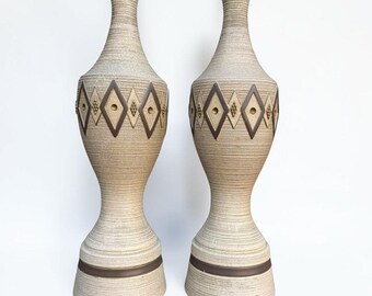 Vintage Mid Century Chalkware Lamp Pair — Neutral Ribbed Texture MCM Table Lamps — Sculptural Retro Lighting