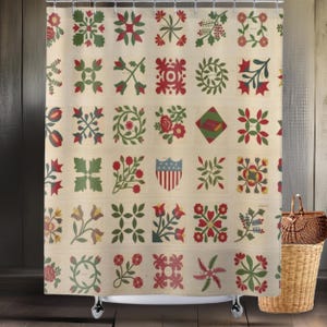 Puede incluir: Cortina de ducha con un diseño de colcha de retazos. Presenta patrones florales y geométricos en rojo, verde y crema. La cortina tiene una estética vintage, con un patrón de bloques repetidos y un fondo neutro.