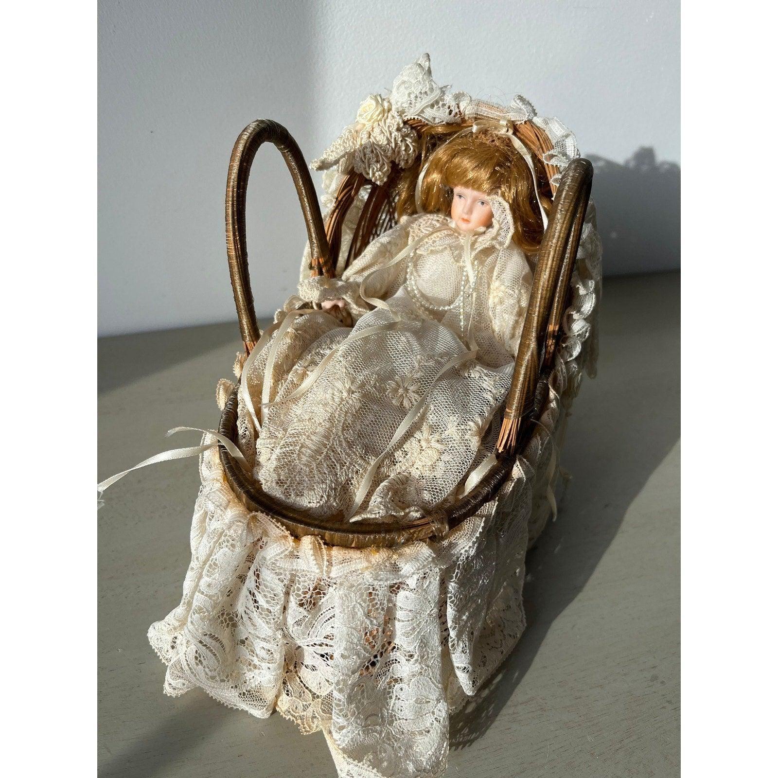 Poupée Grenier Annie's Attic - Chambre En Osier Et Dentelle - Toile Plastique